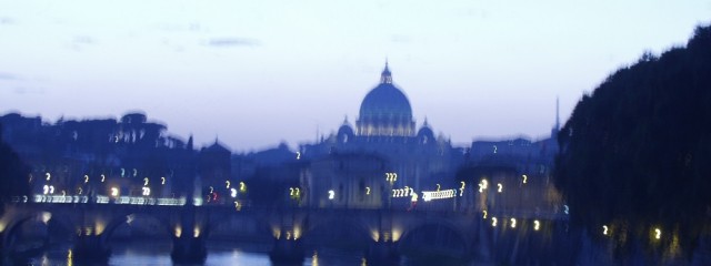 Rom, Petersdom in der Dämmerung, verzerrt: Die Lichter mutieren zu Fragezeichen… Foto: Wolfgang Schmale, 28.10.2004