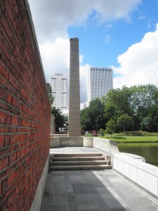 Rotterdam, Blick vom Museumspark-Denkmal zum Erasmus Medical Center. Am rechten Hochhaus oben rechts der Schriftzug des Erasmus; Foto: Wolfgang Schmale, 29.07.2015