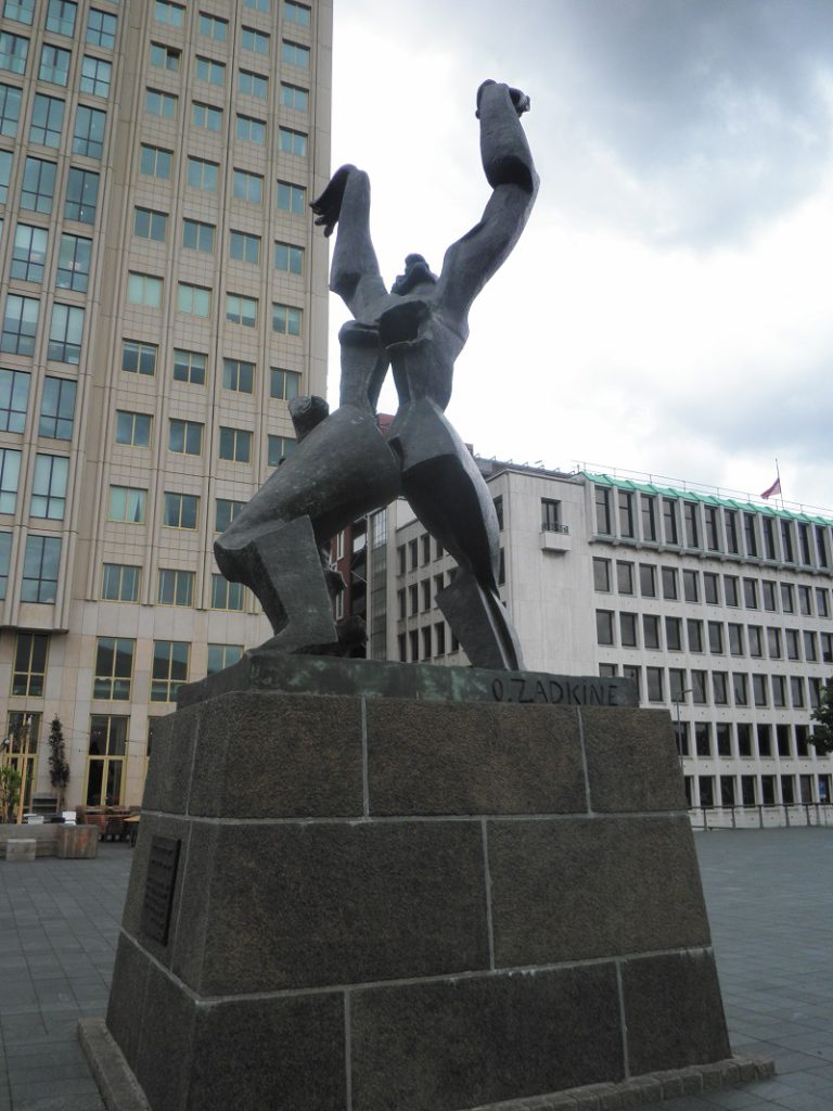 Skulptur "Die zerstörte Stadt" von Ossip Zadkine, Rotterdam, 1940 Plein. Foto: Wolfgang Schmale, 28.07.2015