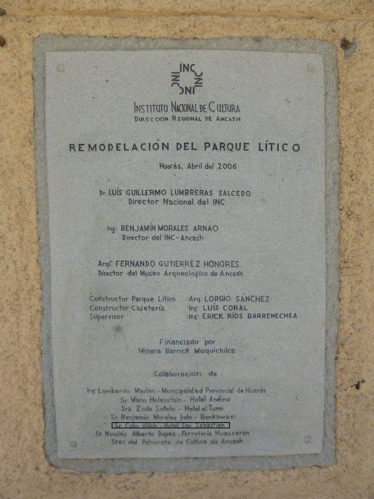 Archäologisches Museum Huaraz, Tafel mit Förderern des Skulpturenparks; Foto: Wolfgang Schmale, 23.8.2015