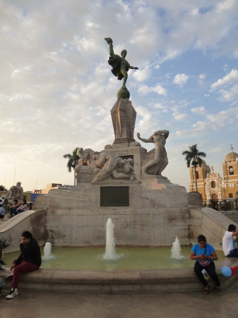 Trujillo, Nationaldenkmal auf der im kolonialen Stil gehaltenen Plaza de Armas; Foto: Wolfgang Schmale, 24.8.2015