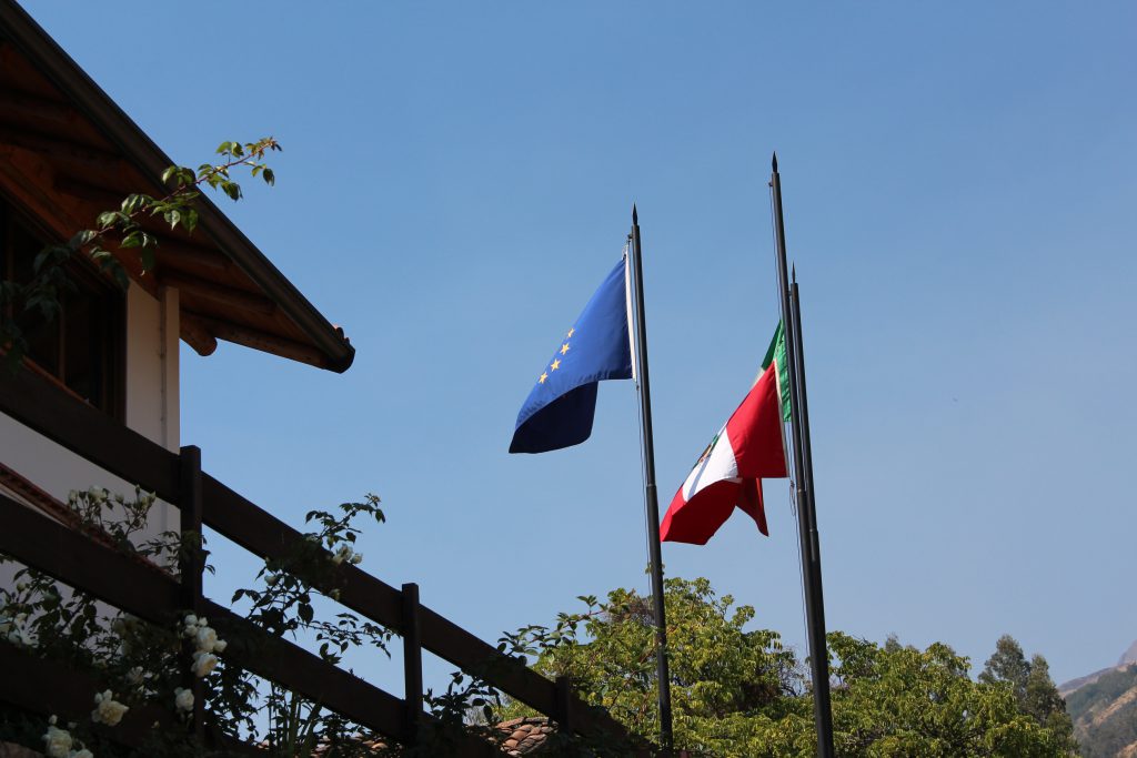 Chacas Fahnen der EU, Perus und Italiens