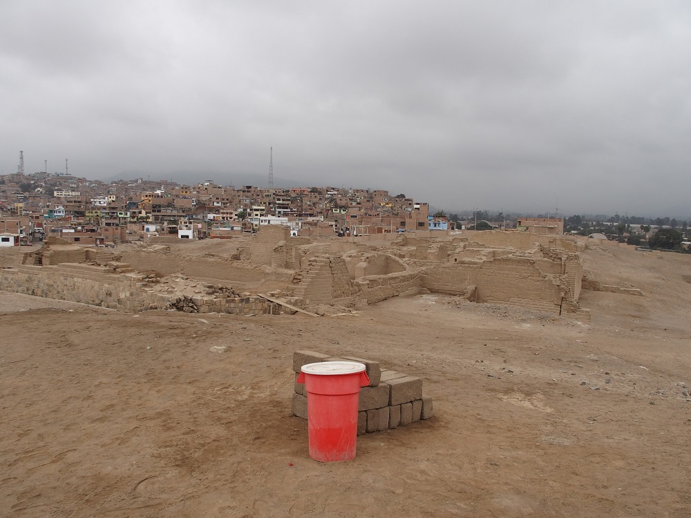 Pachacamac Aufeinandertreffen von moderner Siedlung und archäologischer Stätte