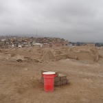 Pachacamac Aufeinandertreffen von moderner Siedlung und archäologischer Stätte
