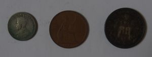 Links: Kg. George V als Kaiser von Indien; Mitte: One Penny 1967; rechts: Deutsches Reich/Hamburg 1911