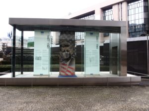 Brussels, Berlaymont/European Commission, piece of the Berlin Wall; photo: Wolfgang Schmale