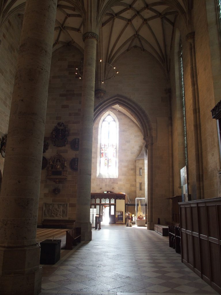 Ulmer Münster, links im Vordergrund Sammeltrog für die Thorarolle; Foto: Wolfgang Schmale