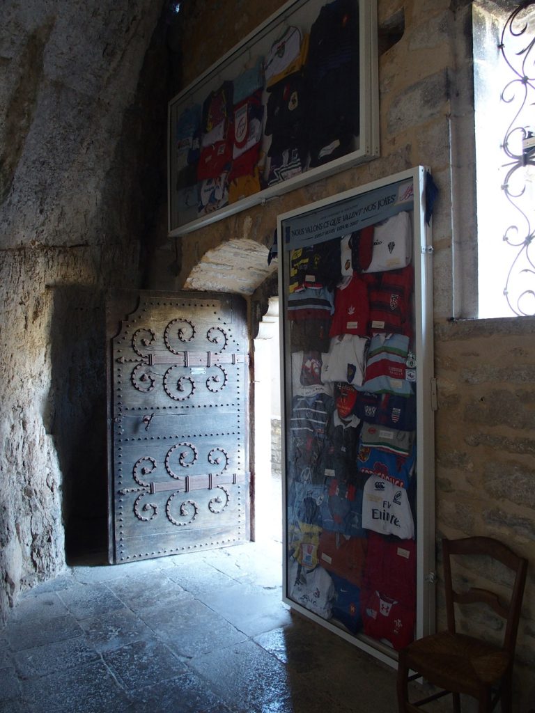 Rocamadour, Wallfahrt, Kapelle mit Gaben der französischen Rugby-Spieler; Foto: Wolfgang Schmale