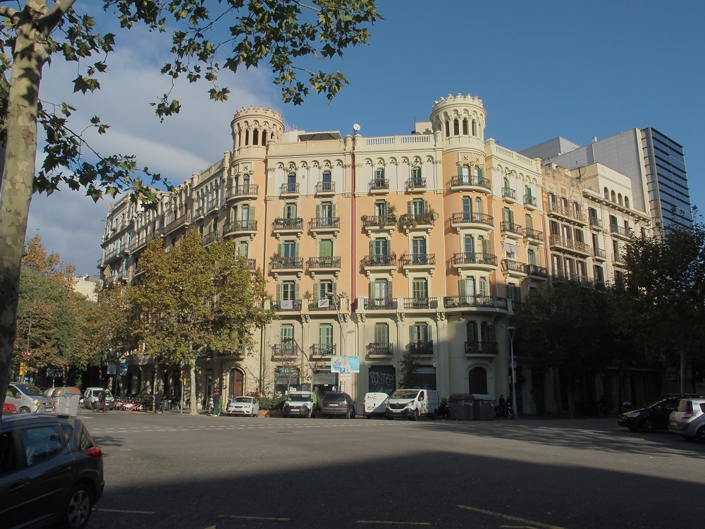 Barcelona Eixample, zu oktogonalen Plätzen gestaltete Straßenkreuzungen mit typischem historistischem Haus; Foto: Wolfgang Schmale