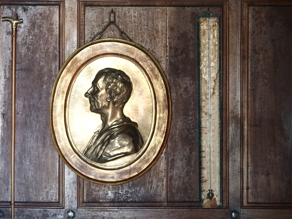 Montesquieu, einer der Väter der atlantischen Demokratie, Porträt-Medaillon in seinem Schloss in La Brède; Foto: Wolfgang Schmale
