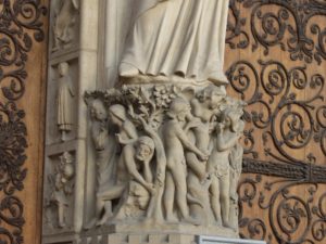 Adam und Eva, Fassade, Notre-Dame de Paris. Foto: Wolfgang Schmale